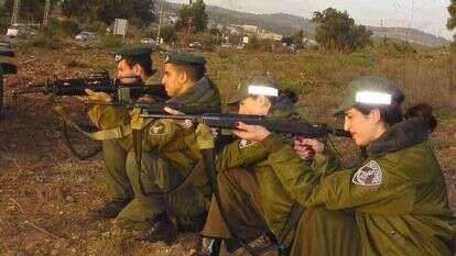 הסתגלות למסגרות צבאיות ומשטרתיות קשוחות. חיילות במשמר הגבול, אילוסטרציה. | מרים צחי הסתגלות למסגרות צבאיות ומשטרתיות קשוחות. חיילות במשמר הגבול, אילוסטרציה. | מרים צחי