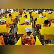 שלטון ריכוזי ויעיל מחד ומשמעת עממית רחבה מאידך הביאו את טיוואן להבסת הנגיף. תלמידים בטאיפיי בירת טיוואן, 2020. | AFP