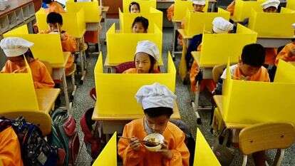 שלטון ריכוזי ויעיל מחד ומשמעת עממית רחבה מאידך הביאו את טיוואן להבסת הנגיף. תלמידים בטאיפיי בירת טיוואן, 2020. | AFP