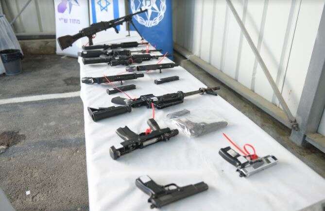 חלק מכלי הנשק הגנובים שנתפסו במבצע משולב. | דוברות המשטרה