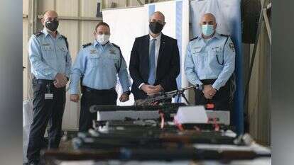 השר לביטחון הפנים ובכירי המשטרה עם הנשקים