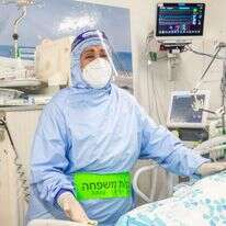 רחל דדון ליד מיטתה של אחותה זהבה. | יוסי אלוני