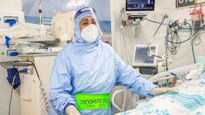 רחל דדון ליד מיטתה של אחותה זהבה. | יוסי אלוני