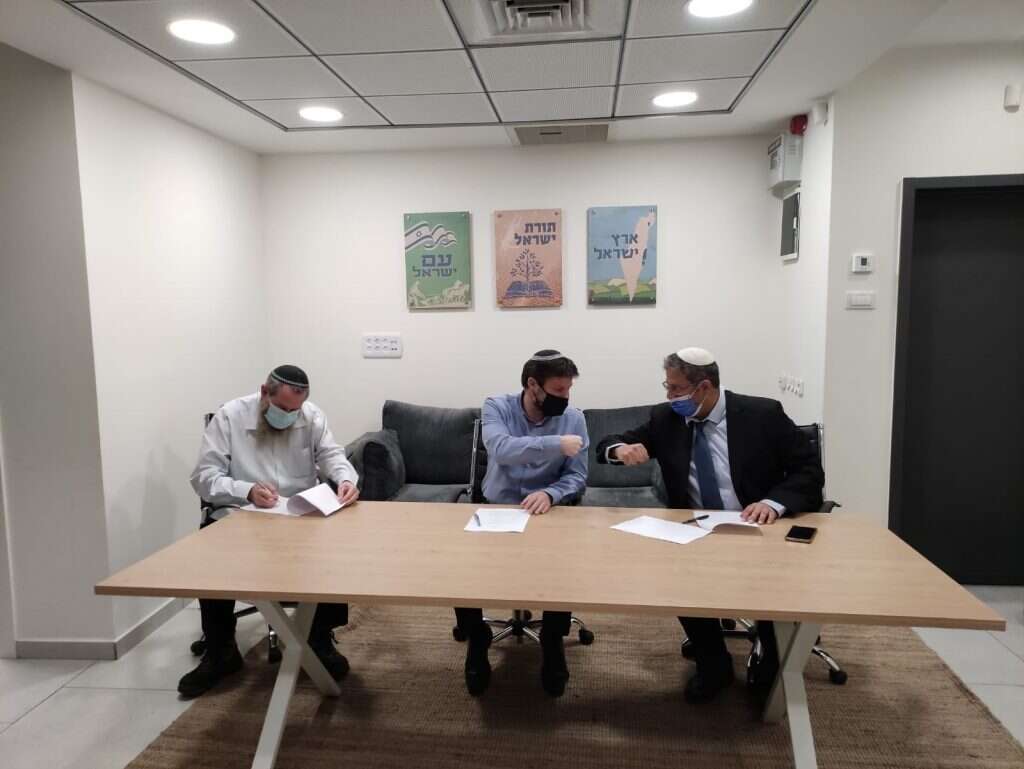 חתימת ההסכם בין סמוטריץ', בן-גביר ויו"ר מפלגת נעם אבי מועז