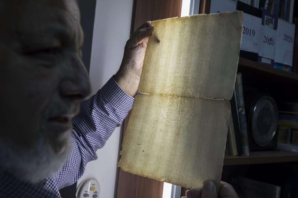 הזדמנות איכותית. גיליון עם חותמת מים, מוכן לזיוף. | אוליבייה פיטוסי, פלאש 90