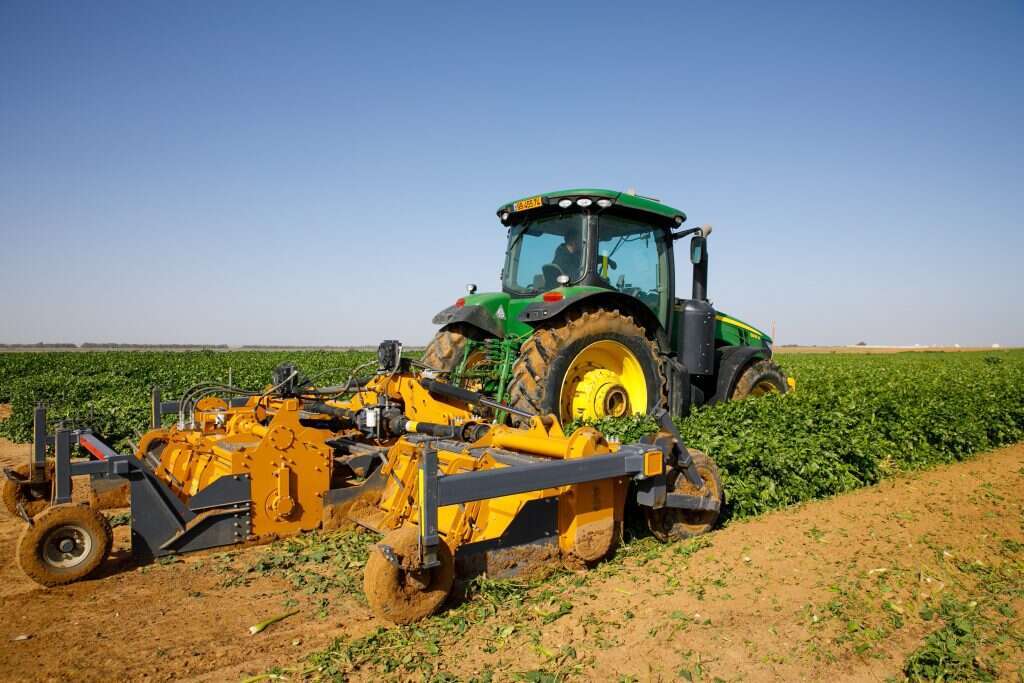 בשם המחירים עוקרים נטוע. טרקטור בשדות הסלרי. | לירון מולדובן