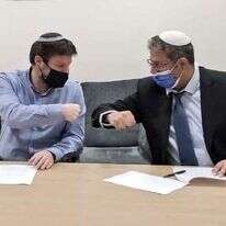 בצלאל סמוטריץ' ואיתמר בן גביר בחתימת ההסכם ביניהם. בצלאל סמוטריץ' ואיתמר בן גביר בחתימת ההסכם ביניהם.