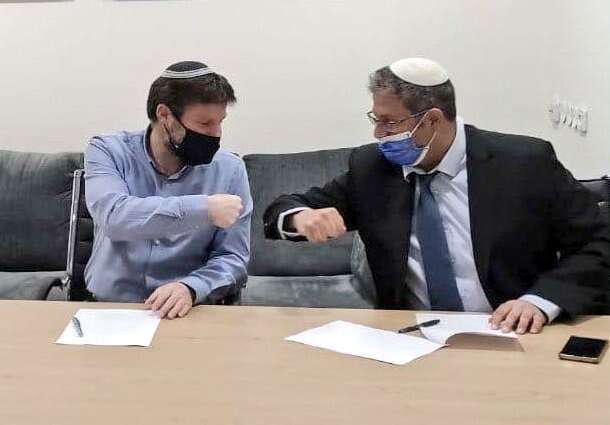 בצלאל סמוטריץ' ואיתמר בן גביר בחתימת ההסכם ביניהם.