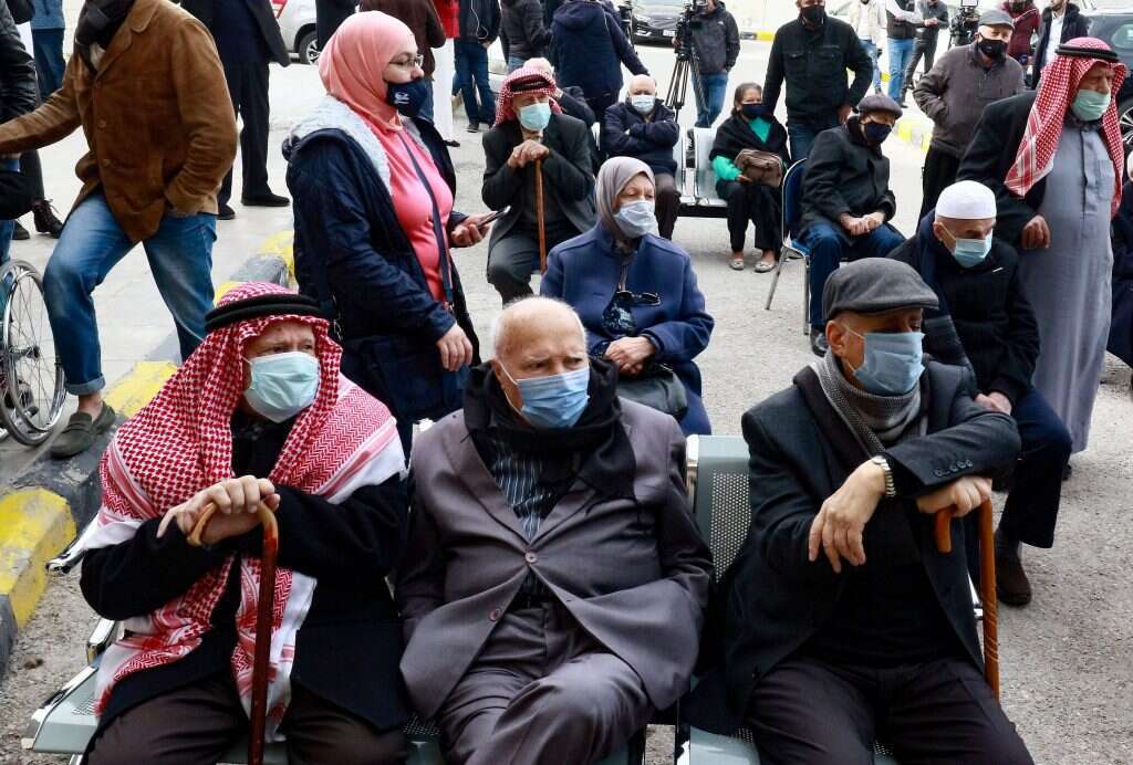 תור לקבלת חיסון בעמאן. | AFP