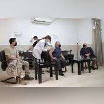 עבדאללה (במרכז), בנו חוסיין ודודו חסן מתחסנים לקורונה. | EPA