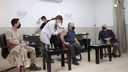 עבדאללה (במרכז), בנו חוסיין ודודו חסן מתחסנים לקורונה. | EPA