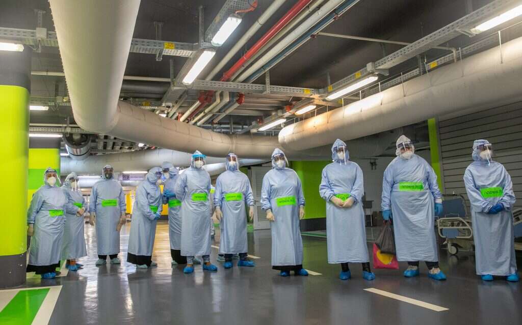 בני המשפחות ממתינים להיכנס למחלקה. | יוסי אלוני