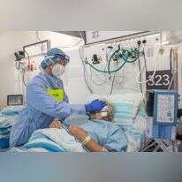 אחות במחלקת קורונה תומכת במאושפזת. | יוסי אלוני