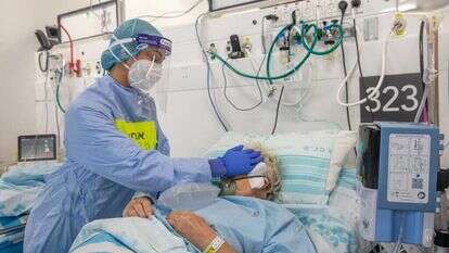 אחות במחלקת קורונה תומכת במאושפזת. | יוסי אלוני