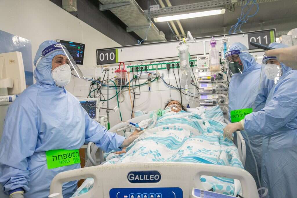 משפחת דדון מסביב למיטתה של זהבה. | יוסי אלוני