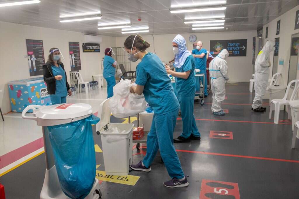 המבקרים מסירים את חליפות המיגון ביציאה. | יוסי אלוני