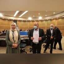 מנסור עבאס (במרכז) ונציגי רע"ם מגישים את רשימתם לוועדת הבחירות. | יוסי זמיר, לע"מ