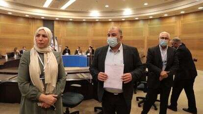 מנסור עבאס (במרכז) ונציגי רע"ם מגישים את רשימתם לוועדת הבחירות. | יוסי זמיר, לע"מ