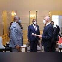 השגריר רוזנבלט מגיש את כתב האמנתו לנשיא קונגו, פליקס צ'יסקדי, בדצמבר. | שגרירות ישראל באנגולה