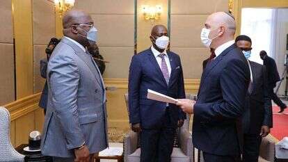 השגריר רוזנבלט מגיש את כתב האמנתו לנשיא קונגו, פליקס צ'יסקדי, בדצמבר. | שגרירות ישראל באנגולה השגריר רוזנבלט מגיש את כתב האמנתו לנשיא קונגו, פליקס צ'יסקדי, בדצמבר. | שגרירות ישראל באנגולה