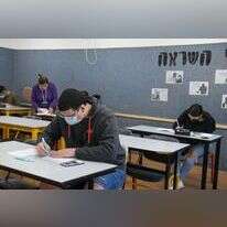 תלמידים נבחנים במבחן בגרות. | פלאש 90