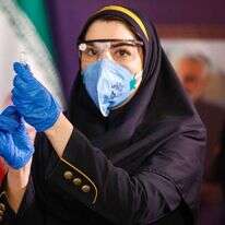 עובדת בריאות מכינה את החיסון המקומי בעיר טהרן שבאיראן. | AFP עובדת בריאות מכינה את החיסון המקומי בעיר טהרן שבאיראן. | AFP
