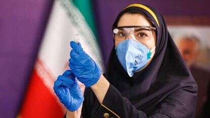 עובדת בריאות מכינה את החיסון המקומי בעיר טהרן שבאיראן. | AFP