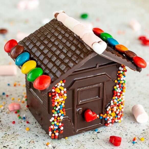 בניית בית משוקולד. | אלונה להב