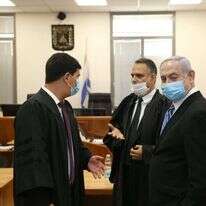 נתניהו עם עורכי דינו בבית המשפט, במאי שעבר. | עמית שאבי