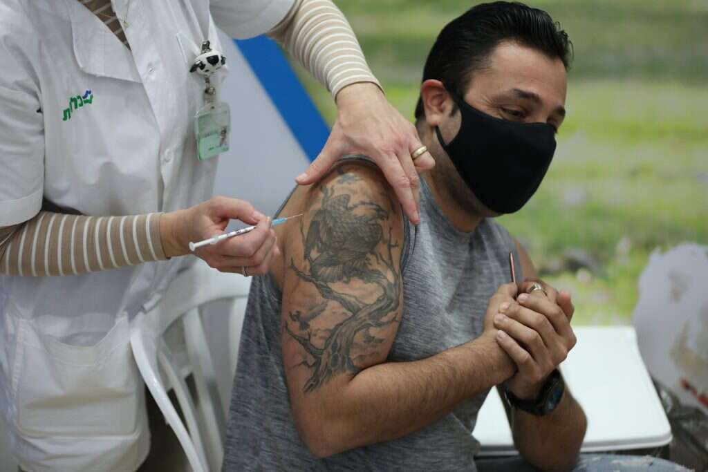 חיסון נגד קורונה בהוד השרון . | EPA