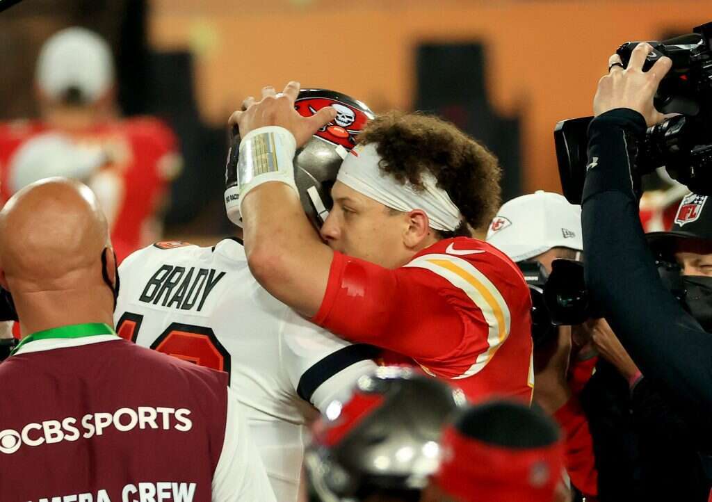 הצעיר והוותיק: טום בריידי (משמאל) ופטריק מהומס בסיום המשחק. | AFP