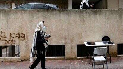 תפילה במגרש חנייה בבני ברק, ינואר 2021. | AFP