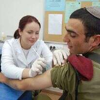 חייל צה"ל מתחסן. | דובר צה"ל