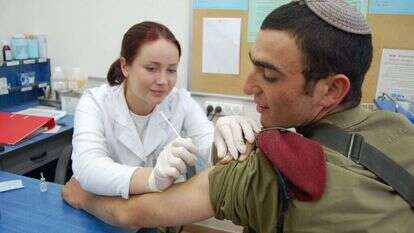 חייל צה"ל מתחסן. | דובר צה"ל