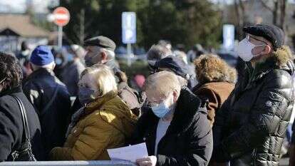 אזרחים סרבים ממתינים בתור לחיסון. | EPA