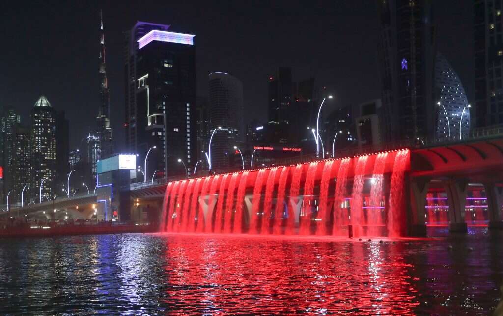 המפלים בתעלת דובאי מוארים לכבוד המאורע. | EPA