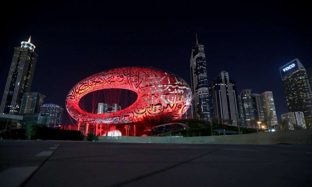 מוזיאון העתיד באבו דאבי מואר באדום. | EPA