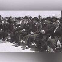 הנשיא בן צבי ורחל ינאית, הרב הרצוג ויו"ר הכנסת שפרינצק בלווית רוטשילד ברמת הנדיב, 1954. | פריץ כהן, לע"מ