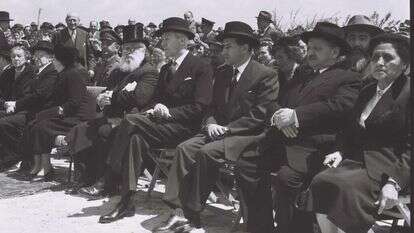 הנשיא בן צבי ורחל ינאית, הרב הרצוג ויו"ר הכנסת שפרינצק בלווית רוטשילד ברמת הנדיב, 1954. | פריץ כהן, לע"מ הנשיא בן צבי ורחל ינאית, הרב הרצוג ויו"ר הכנסת שפרינצק בלווית רוטשילד ברמת הנדיב, 1954. | פריץ כהן, לע"מ