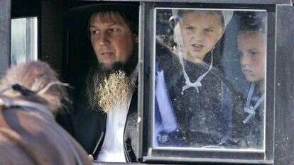 המשפחה מורכבת משני ילדים יתומים ודודם שמגדל אותם בקהילה של בני האֵמיש בפנסילבניה. פנסילבניה, 2006. | AP