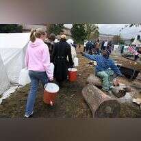 ניסיונותיהם של הגיבורים לעשות טוב מדגימים את העיוורון שבו הם לוקים. חלוקת אוכל במחנה לפליטים מזימבבואה ביוהנסבורג, 2008. | EPA