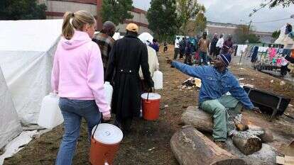 ניסיונותיהם של הגיבורים לעשות טוב מדגימים את העיוורון שבו הם לוקים. חלוקת אוכל במחנה לפליטים מזימבבואה ביוהנסבורג, 2008. | EPA