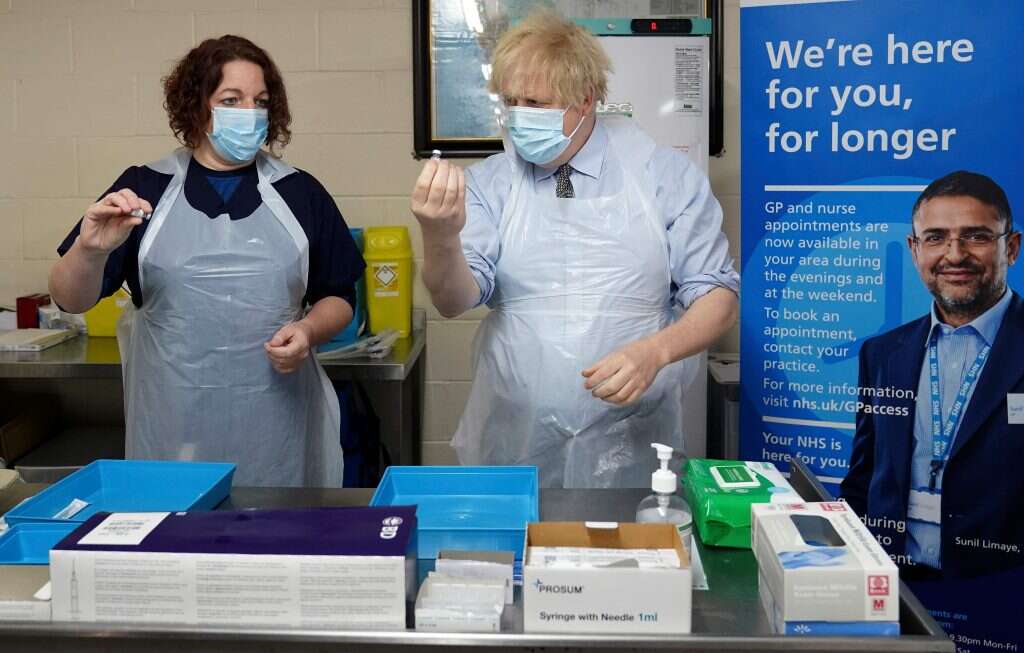 בוריס ג'ונסון בביקור במתחם חיסונים בצפון אנגליה בתחילת פברואר. | AFP