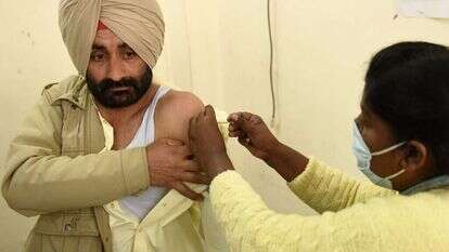 צוות רפואי מחסן אנשי משטרה בית החולים האזרחי באמריטסאר, הודו, השבוע. | AFP