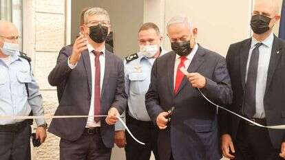 בונה על היעלמות אחת ממפלגות השמאל. נתניהו, אתמול, בטקס חנוכת תחנת משטרה ברמלה. | יריב כץ