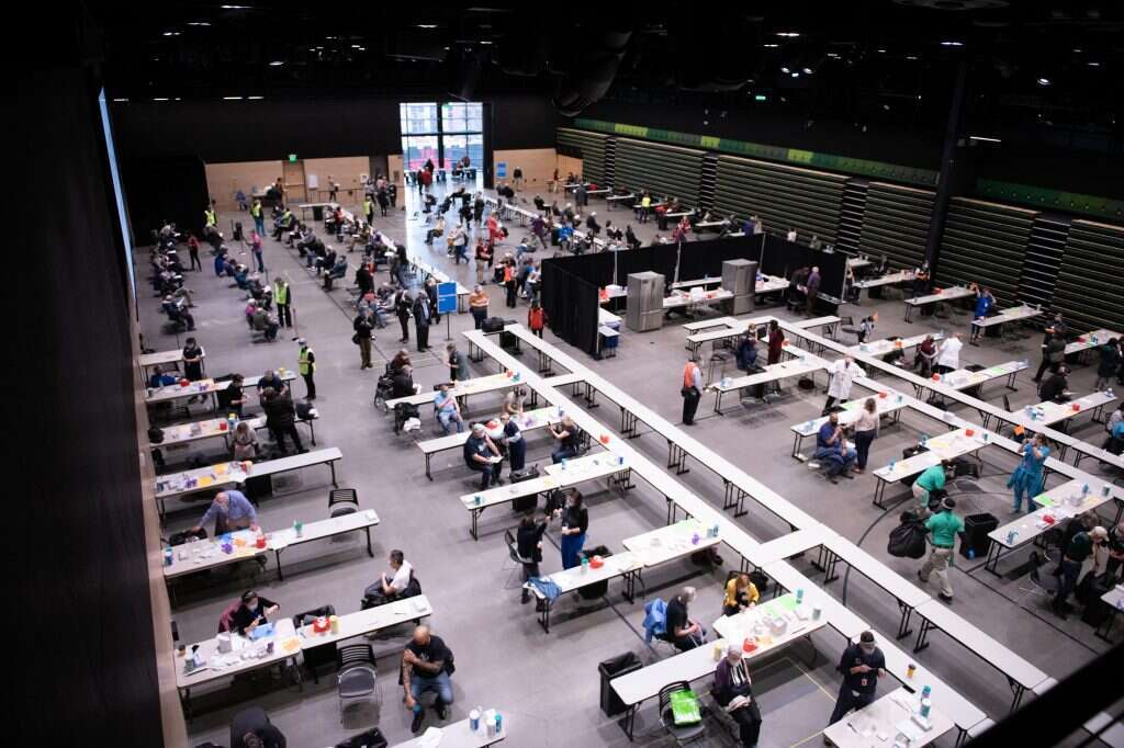 עמדות חיסון במרכז SEA45 של אמזון, סיאטל, וושינגטון. | AFP