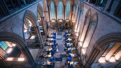 עמדות חיסון בקתדרלת סולסברי באנגליה. | גטי אימג'ס