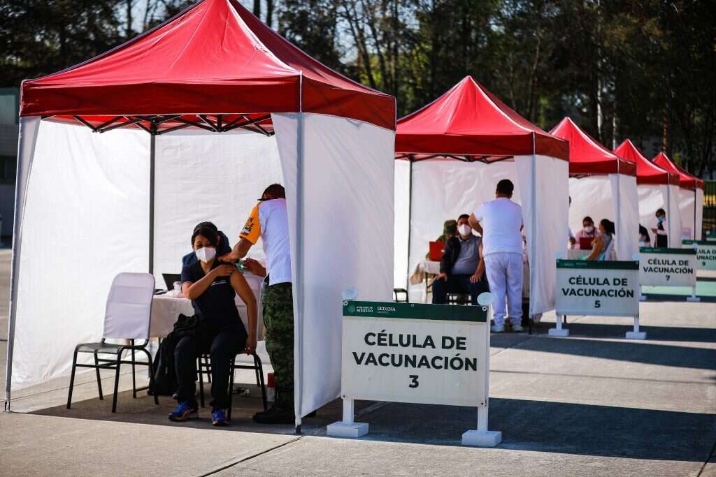 חיסון צוותי רפואה ב"קמפ "A-1 מיליטר במקסיקו סיטי, מקסיקו. | גטי אימג'ס