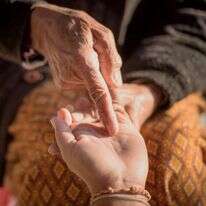 "כשאני שפוף ורע לי על הלב
אני הולך אל ברטה ואצלה יושב". | שאטרסטוק