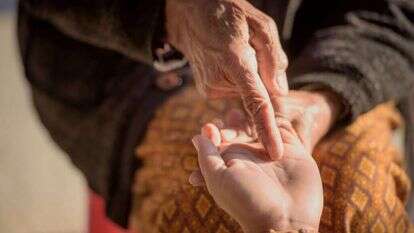 "כשאני שפוף ורע לי על הלב
אני הולך אל ברטה ואצלה יושב". | שאטרסטוק